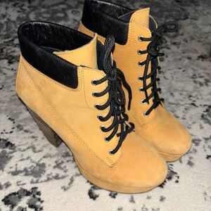 Steve Madden Tan & Black Heeled Boots